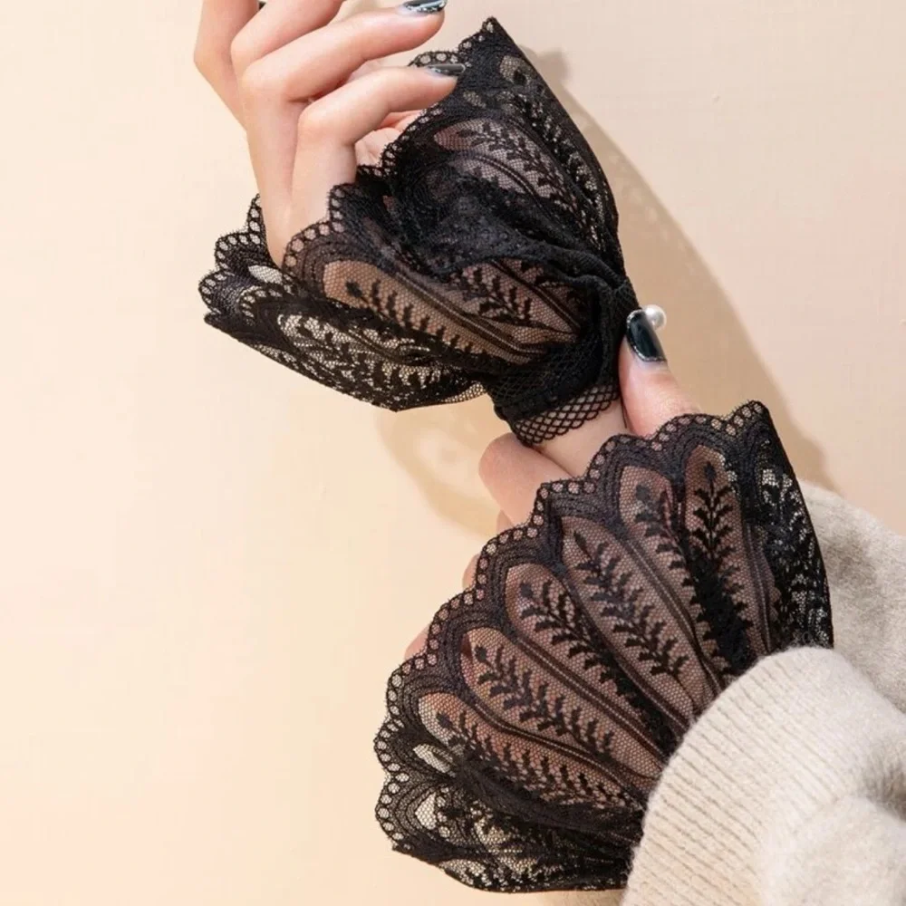 🎀 Lace Cuffs 🎀 - Picture 2 of 3